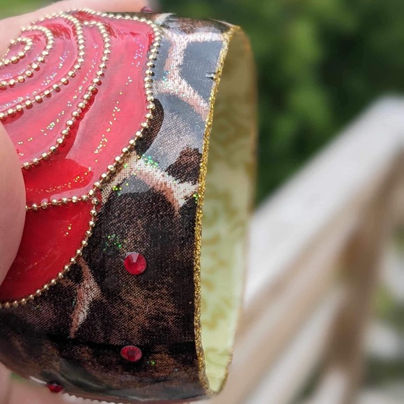 Vintage Cold Enamel Red Rose Damask Pattern Bangle with Gold Trim - Picture 16 of 16